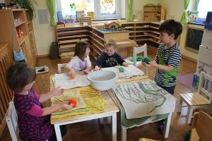 Im Zuge der Medienschulung haben wir mit den Kindern Klangbälle gefilzt.